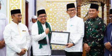 Sekda Amril Pimpin Tim II Safari Ramadhan di Stabat, Serahkan Hibah Rp20 Juta untuk Masjid