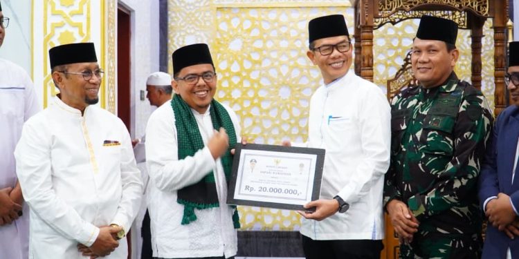 Sekda Amril Pimpin Tim II Safari Ramadhan di Stabat, Serahkan Hibah Rp20 Juta untuk Masjid