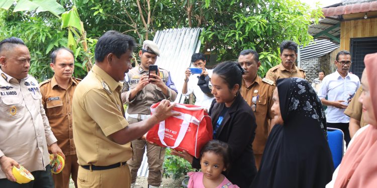 Wali Kota Binjai Serahkan Bantuan bagi Korban Angin Puting Beliung di Kecamatan Binjai Barat