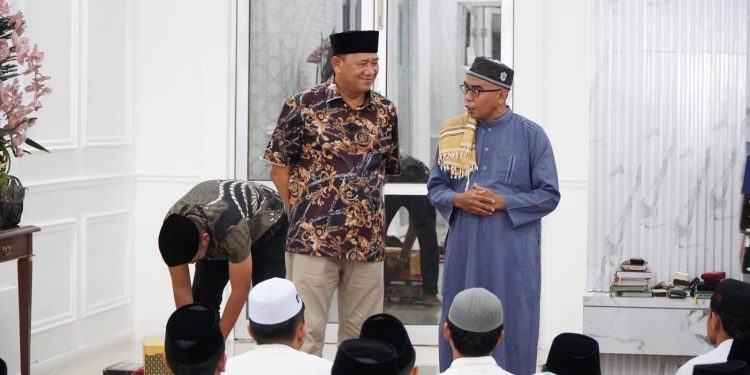 Bupati Syah Afandin Santuni 65 Santri Ulumul Quran di Penghujung Ramadhan