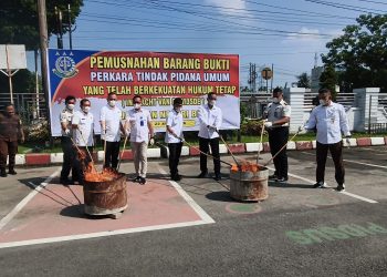 Kejari Binjai Musnahkan Barang Bukti, Kesbangpol Tekankan Sinergi Pemberantasan Narkoba