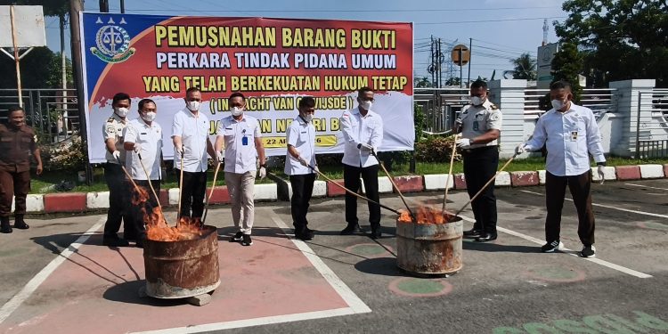 Kejari Binjai Musnahkan Barang Bukti, Kesbangpol Tekankan Sinergi Pemberantasan Narkoba