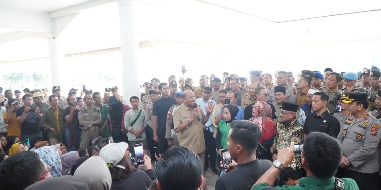 Bupati Syah Afandin Temui Korban Banjir, Siap Perjuangkan Pendataan Ulang Bantuan