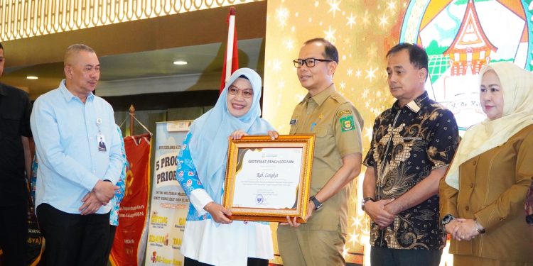 Syah Afandin Bawa Langkat Raih Penghargaan Nasional Pembangunan Keluarga Berkualitas